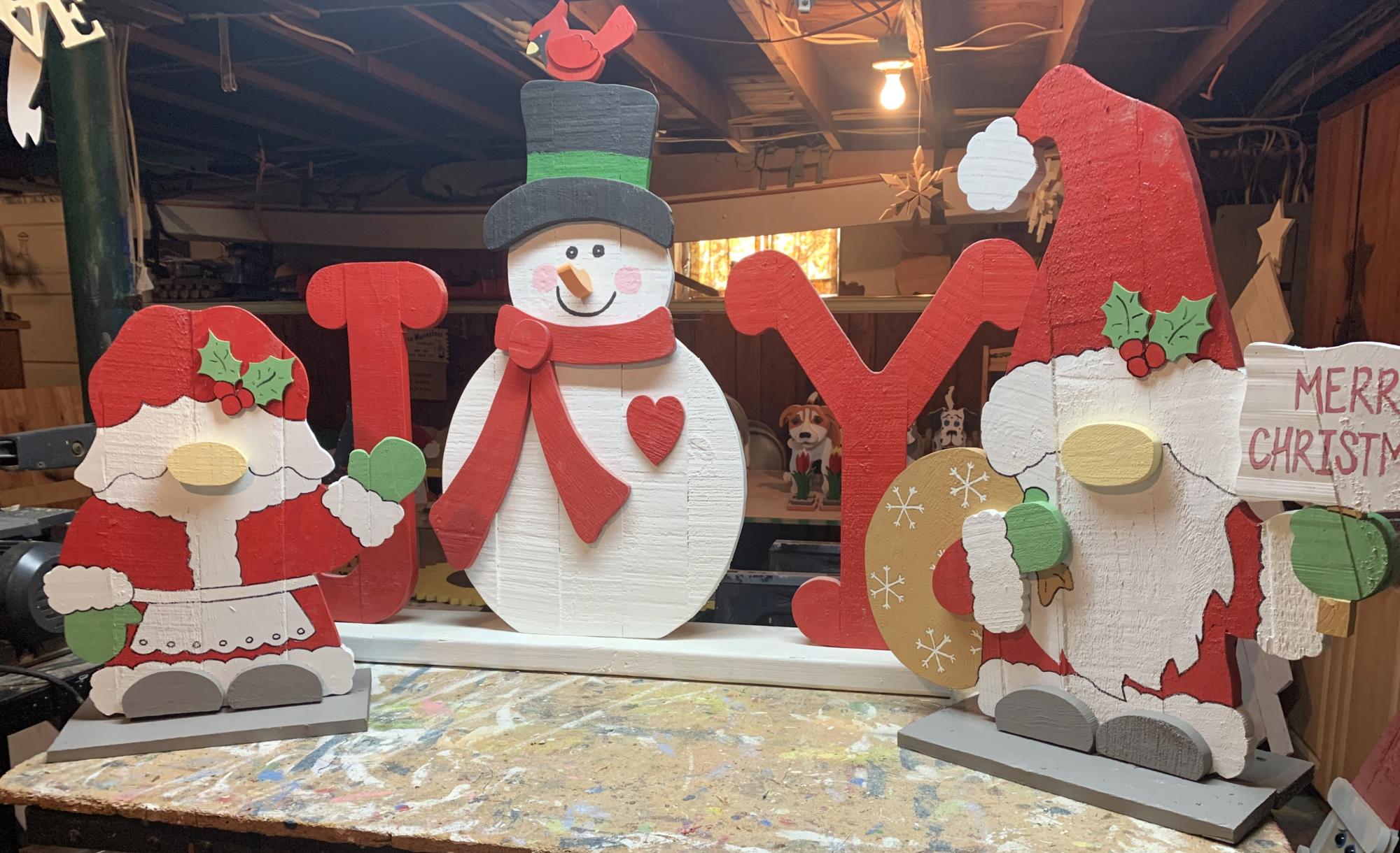 Holiday decor using pallets